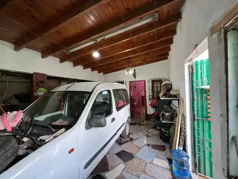 Casa 6 ambientes con 2 baños