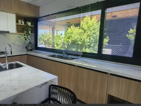 Casa en Venta con 3 cocheras