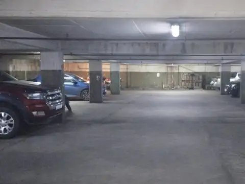 Cochera fija en edificio, 2do. subsuelo con aysa y expensas incluidas a metros de la Municipalidad de Vicente López