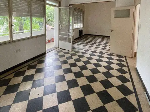 Departamento 4 ambientes con balcón y terraza. Apto profesional. Sin expensas.