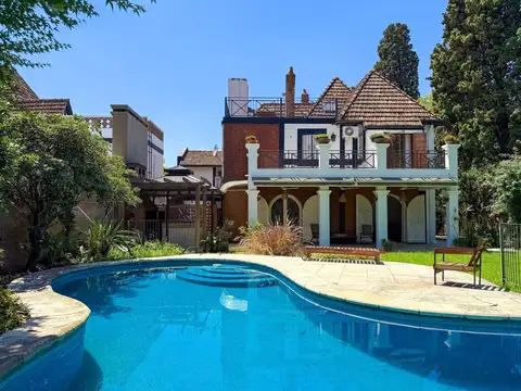 Casa en Venta de 3 Plantas, Gran Playroom, Divino Jardín Con Pileta, Galería y Cochera - Martínez