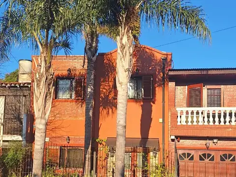 MORON SUR- EXCEL. CHALET-6 AMB+4 BAÑOS- GRJE x2- RECEPCION AMPLISIMO LIV-COMEDOR. FONDO C/PILETA