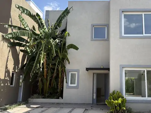 Casa en Alquiler o Venta en Bario Cerrado Buenos Aires Village