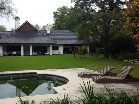 Importante casa en venta con  renta en Tortugas C.C