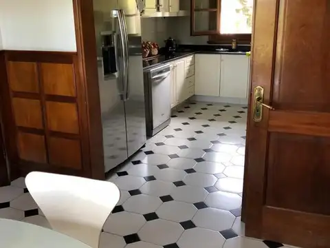 Casa 9 ambientes con 5 baños