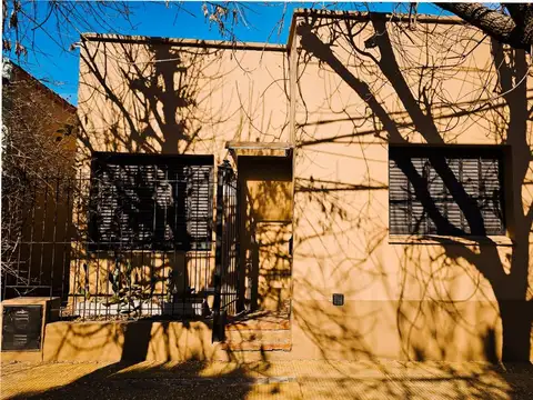 VENTA CASA 4 AMBIENTES CON JARDIN BECCAR