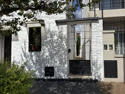 Encantadora casa tipo PH en Martínez con 2 dormitorios y escritorio