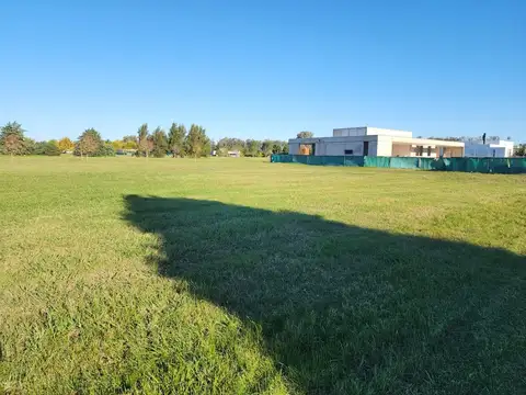 Terreno en venta en el Everlinks Golf & Country Golf Club, Luján.