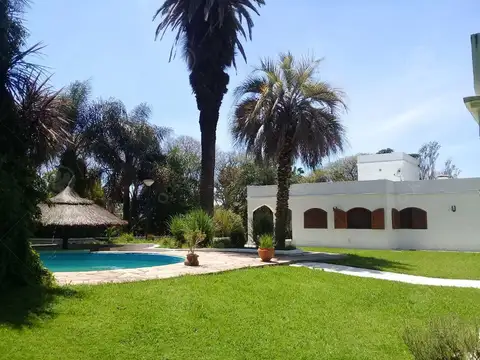 Impecable  Quinta En venta estilo colonial con gran piscina sobre lote de 2200 m2 No Alquiler