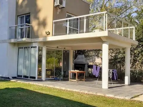 VENTA CASA GENERAL RODRIGUEZ SOBRE 4 LOTES 1.728 M