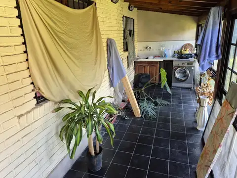 Casa 4 ambientes con 2 baños