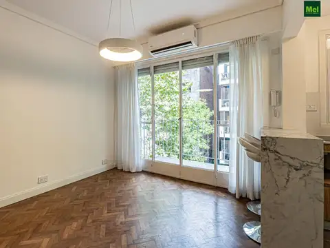 Amplio Monoambiente Divisible al Frente con Balcón.