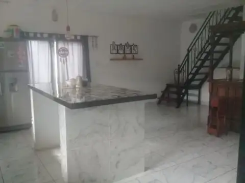 Casa 6 ambientes con 2 baños