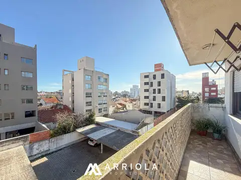 Dpto 3 amb. al contrafrente, con balcón saliente. SOLEADO.