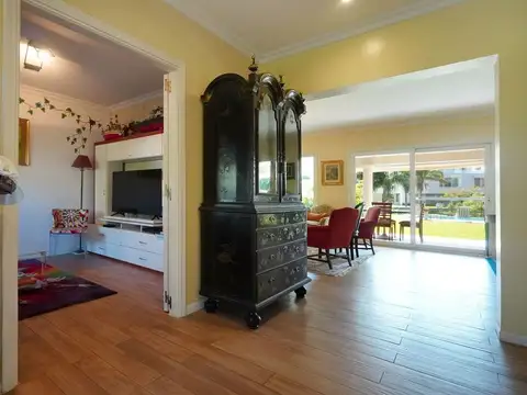 Casa 8 ambientes con 3 baños