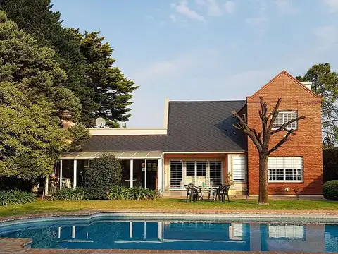 Casa de 5 ambientes en venta en Country El Rodal. Esteban Echeverría.