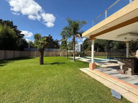 VENTA QUINTA DE CATEGORIA CON PILETA EN YEIPORA