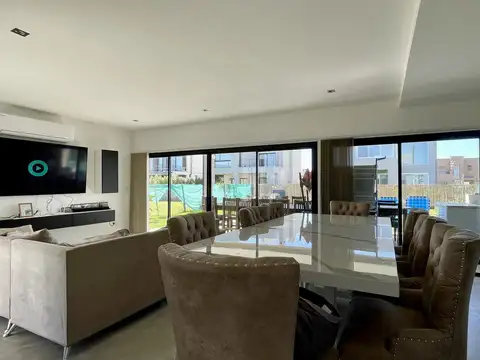 Casa en Venta con 2 cocheras