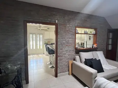 Casa 4 ambientes con 2 baños