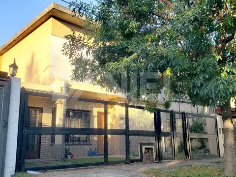 Casa 6 Ambientes en Excelente Ubicación! Ideal dos familias!