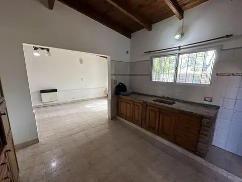Casa 4 ambientes con 2 baños