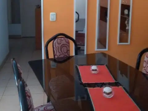 Departamento de tres ambientes en primer piso con balcon y cochera