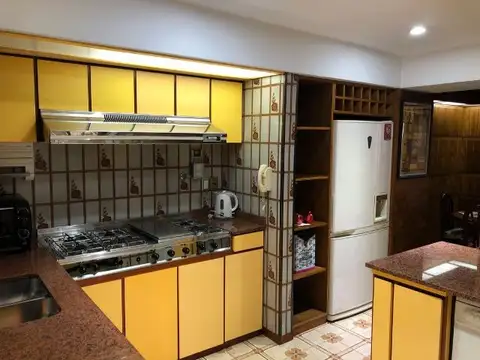 Casa en Venta con 3 cocheras