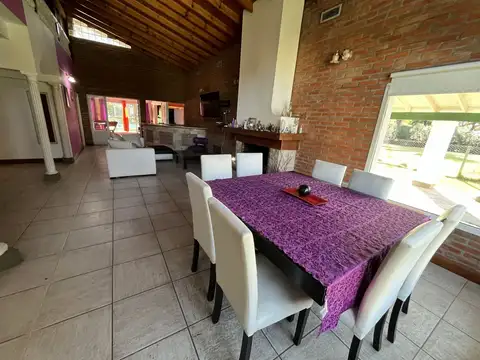 Casa 5 ambientes con 3 baños