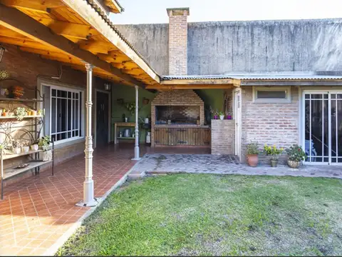 Casa 5 ambientes con 3 baños