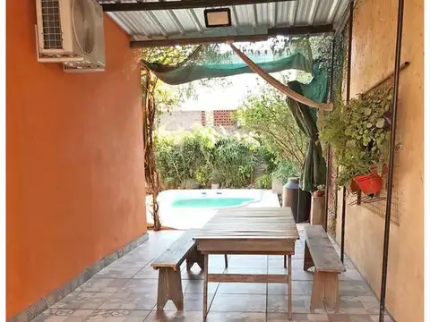 Casa 10 ambientes con 2 baños