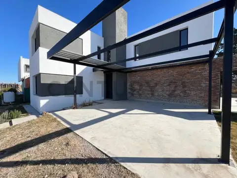 VENTA CASA 4 DORM ACQUAVISTA A ESTRENAR