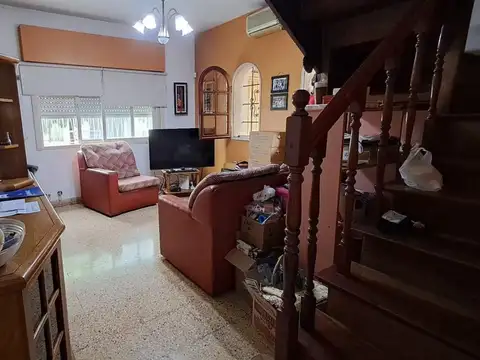 Casa 6 ambientes con 2 baños