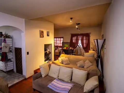 Casa 5 ambientes con 2 baños