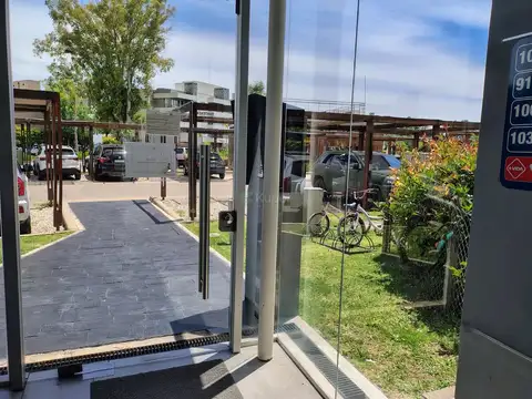 Departamento a la venta en PB con jardín. 2 ambientes en Lagoon. Pilar -