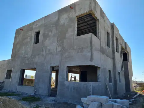 Casa 9 ambientes con 4 baños