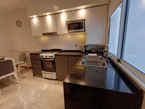 VENTA CASA DE PASILLO DE 3 DORMITORIOS, PARRILLERO Y QUINCHO