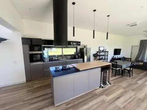 Casa 6 ambientes con 3 baños