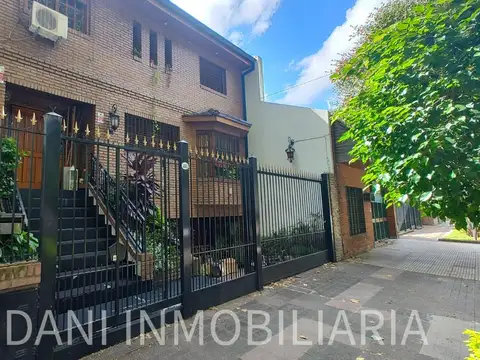 CASA 4 amb. con DOBLE COCHERA y dependencia