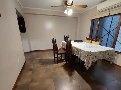 EXCELENTE CASA 3 AMB.RECICLADA  A NUEVO- COCHERA- PATIO - LAVADERO - QUINCHO C/ PARRILLA - PILETA -