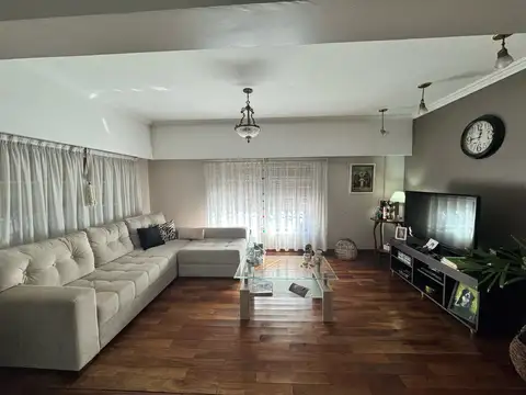 Casa 4 dormitorios, cochera, patio y local en Belgrano