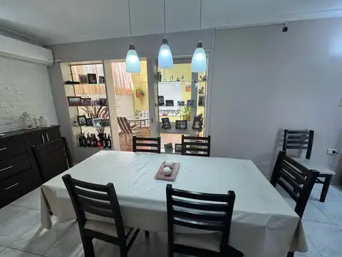 Casa 7 ambientes con 2 baños