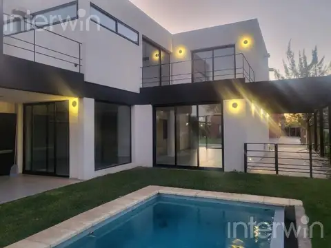 Casa - 5 Ambientes - con piscina, jardín y cochera - Adrogue Chico - VENTA