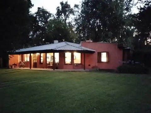 MUY LINDA CASA, CON PILETA Y TERRENO