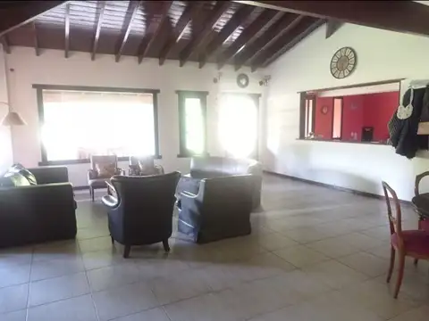 MUY LINDA CASA, CON PILETA Y TERRENO