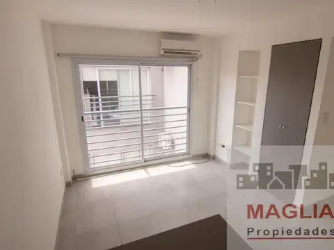 1 amb excelente estado, aire/ac F/C y headera. Expensa $ 94.300 incluye agua caliente central y Aysa