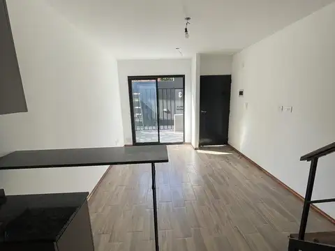 Departamento Duplex de 2 dormitorios con patio, balcón y parrillero