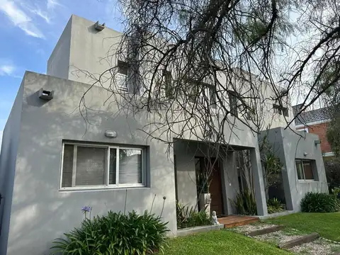 casa a la laguna central san isidro labrador