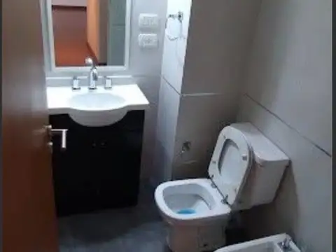 2 AMBIENTES SEMI PISO AL FRENTE CON BALCON