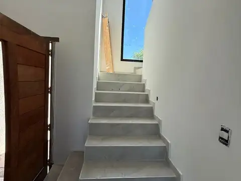 Casa en Alquiler con 2 cocheras