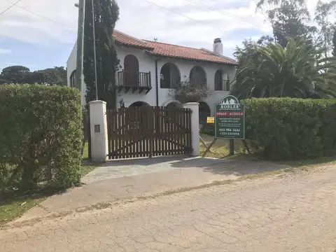 Chalet en esquina sobre importante superficie de terreno.